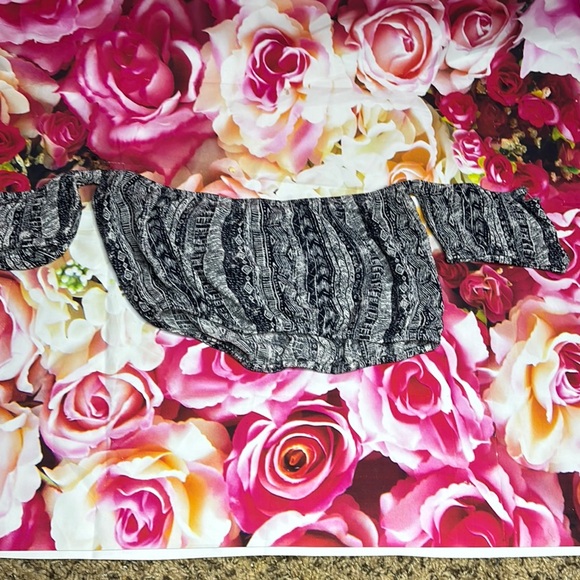 Forever 21 Black Blue and White Off-Shoulder Top - Picture 3 of 4